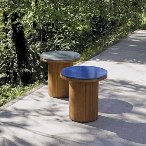 Tavolo d'appoggio contemporaneo - FRISBEE - Atmosphera - in gres / con supporto in teak / rotondo