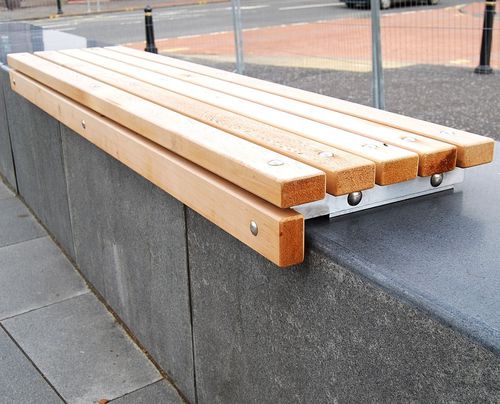 Panca per spazi pubblici contemporanea - BATHGATE - Street Design - in metallo / a muro