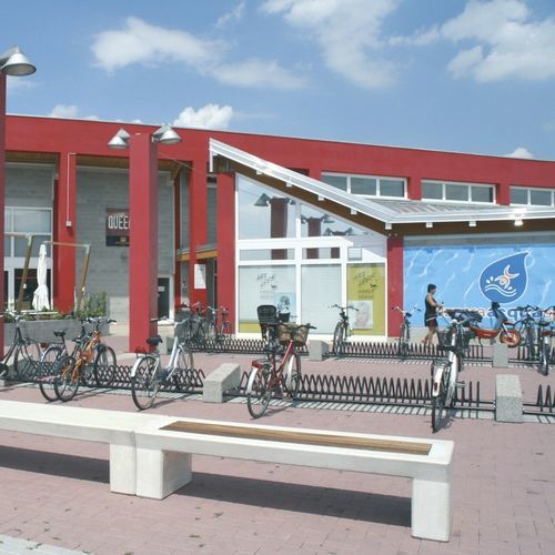 Panca per spazi pubblici contemporanea - HYDRA - Calzolari - in legno / in pietra ricostituita / con schienale