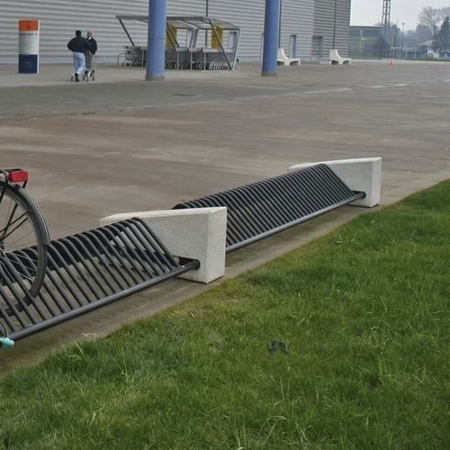 Rastrelliera per biciclette a pavimento - C - Calzolari - con sistema di sicurezza / orizzontale / doppia
