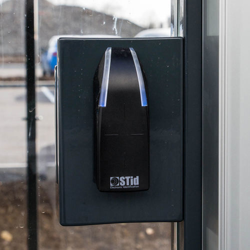 Sistema di controllo accessi centralizzato con lettore di scheda - ALOES RED - per uso residenziale