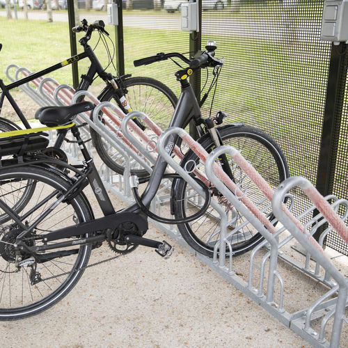 Rastrelliera per biciclette a pavimento - Bomber - ALOES RED - orizzontale / per spazi pubblici / in acciaio galvanizzato