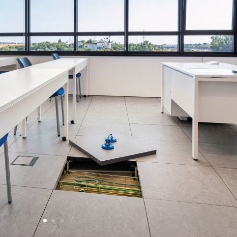 Pavimentazione in linoleum - 686 - ACCESS FLOOR POLYGROUP - da interno / per ufficio / industriale