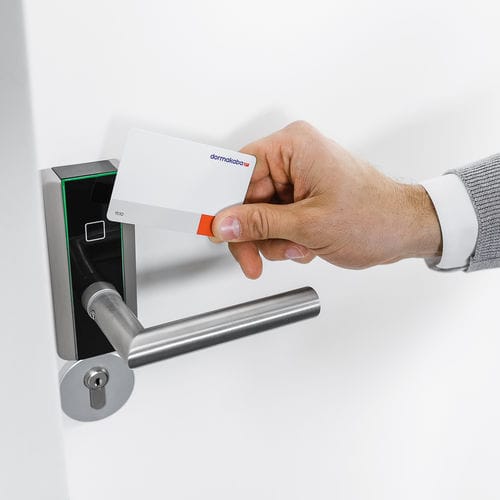 Serratura elettronica - C-LEVER COMPACT - dormakaba - con impugnatura / RFID / comandata a distanza