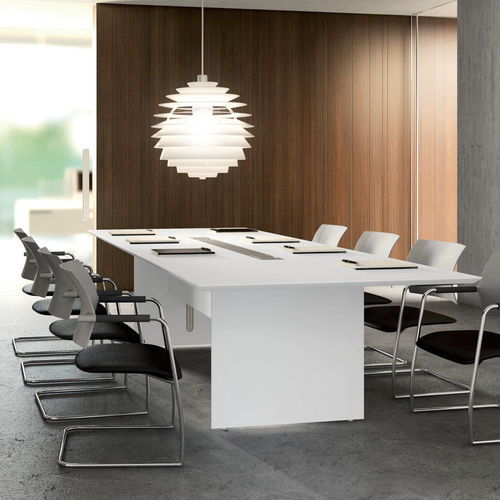 Tavolo da conferenza contemporaneo - QUARANTA5 - Fantoni - in legno laccato / rettangolare / con presa di corrente integrata