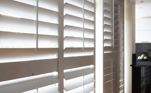 Persiana scorrevole - TRACKS - The New England Shutter Company - in legno / per finestra