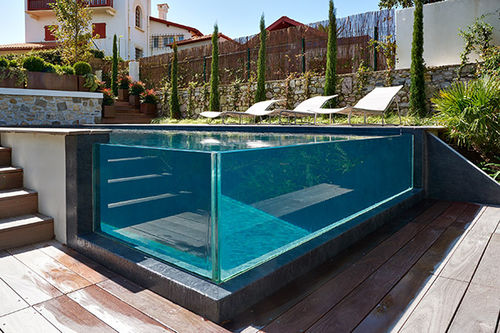 Piscina a straripamento - PISCINE A DEBORDEMENT A PAROIS VITREES BIARRITZ - PISCINES CARRE BLEU - su misura / da esterno / seminterrata