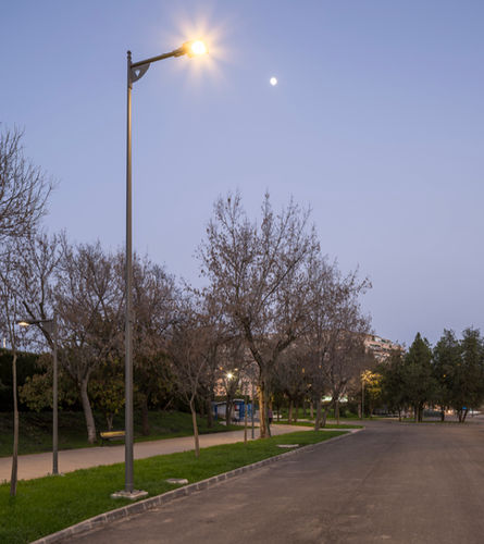 Lampione urbano - THEOS - PERFORMANCE IN LIGHTING - contemporaneo / in ghisa di alluminio / in policarbonato