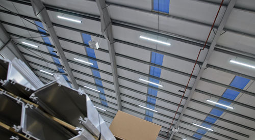 Luce a sospensione - SOLOW - Thorlux Lighting / F.W. Thorpe PLC - LED / lineare / in alluminio estruso