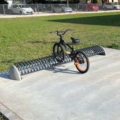 Rastrelliera per biciclette a pavimento - RICCIO - CITY DESIGN - con sistema di sicurezza / design originale / orizzontale