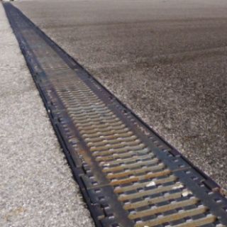 Canaletta con griglie - K SERIES - GRIDIRON S.P.A. - Unipersonale - in calcestruzzo / per strada / per parcheggio