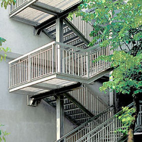 Grigliato in acciaio inossidabile - STAIRTREADS - GRIDIRON S.P.A. - Unipersonale - in lamiera / per gradini di scale / per parapetto