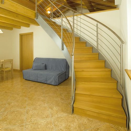 Scala curva - B 112 - METALL CONCEPT - con gradini in legno / con struttura in metallo / per uso residenziale
