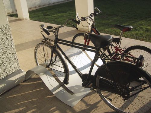 Rastrelliera per biciclette a pavimento - BI. WAVE  - GRAEPEL ITALIANA - per spazi pubblici / in lamiera d'acciaio / professionale