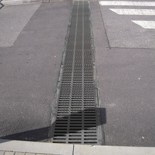 Canaletta con griglie - FASERFIX SUPER - HAURATON - in calcestruzzo fibrorinfrozato / griglia in ferro / per spazio pubblico