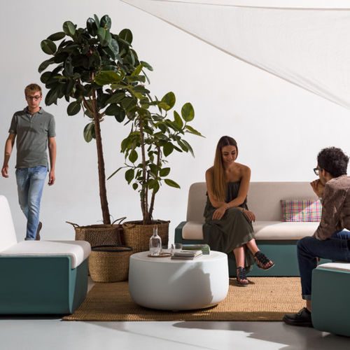 Tavolino basso contemporaneo - bold - PLUSt COLLECTION - in HPL / con base in polietilene / rotondo