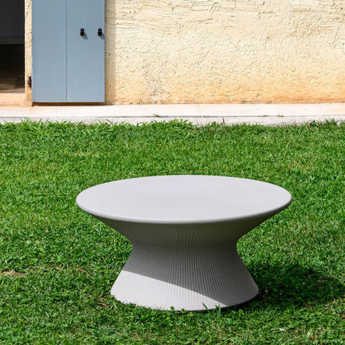 Tavolino basso contemporaneo - fade - PLUSt COLLECTION - in polietilene / con base in polietilene / rotondo
