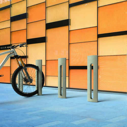 Rastrelliera per biciclette a pavimento - SPRING P - METALCO - da esterno / in calcestruzzo ad alte prestazioni / professionale