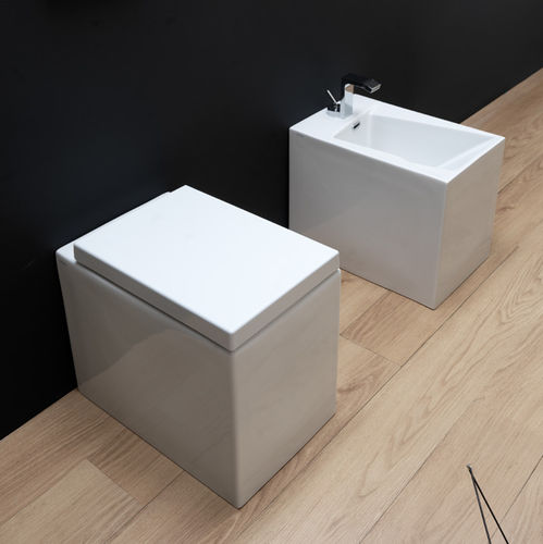 WC da appoggio - OZWC01 - GSG Ceramic Design - filomuro / in ceramica / per uso residenziale