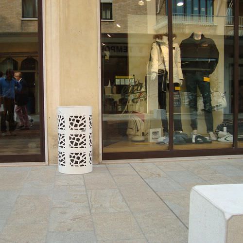 Portarifiuti pubblico - CORAL - LAB23 - in acciaio galvanizzato / con portacenere integrato / contemporaneo