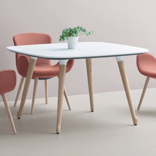 Tavolo contemporaneo - PHLOX - Okamura - in legno / con supporto in metallo / curvo