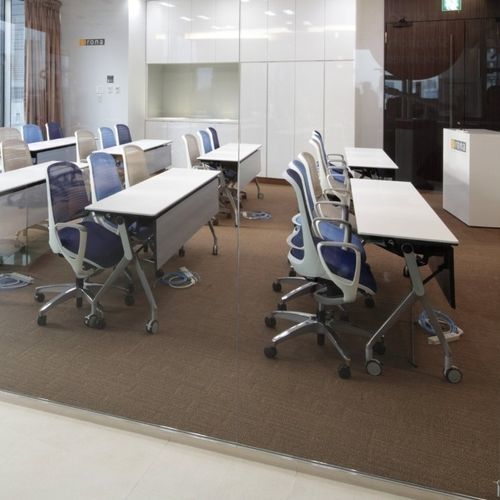 Tavolo per corsi di formazione contemporaneo - NT  - Okamura - in laminato / con supporto in alluminio / rettangolare