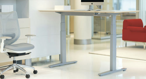Scrivania contemporanea - LIVELLO  - Teknion - in legno / in metallo / ad altezza regolabile