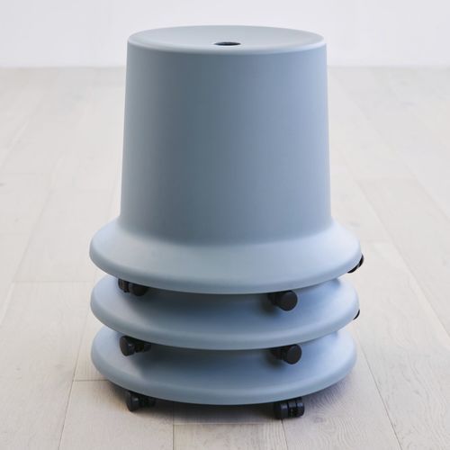 Sgabello da ufficio contemporaneo - ROUTES - Teknion - in plastica / con rotelle / impilabile