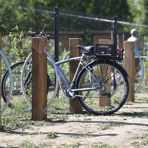 Rastrelliera per biciclette a pavimento - 630 006-091 - Rondino - per spazi pubblici / in acciaio / in legno