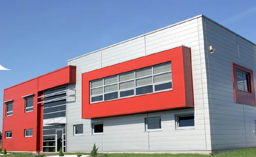 Rivestimento di facciata in pannelli - LINEAR - Pflaum & Sohne Bausysteme - in metallo / con scanalature