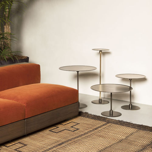 Tavolo d'appoggio contemporaneo - GONG - Acerbis - in metallo verniciato / con supporto in ottone spazzolato / rotondo