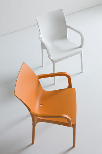 Sedia contemporanea - IRIS B - Gaber - polimerica / per uso residenziale / con braccioli