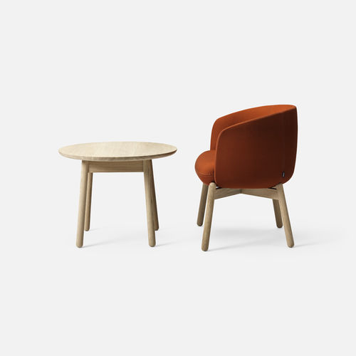 Tavolino basso contemporaneo - NEST - + HALLE - in rovere / con supporto in quercia / ovale