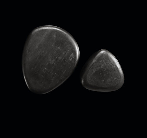Tavolino basso design organico - PEBBLE - Henge - in gres / curvo / per uso residenziale