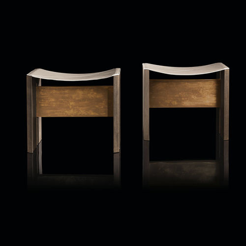 Sgabello contemporaneo - RIO - Henge - in pelle / in legno massiccio / con supporto in ottone
