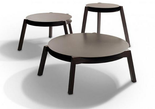 Tavolino basso contemporaneo - BARBASSO - Indera nv - in metallo laccato / con supporto in legno / rotondo
