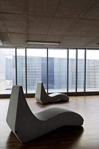 Chaise longue contemporanea - STONES - La Cividina - in tessuto / in pelle / per edifici pubblici