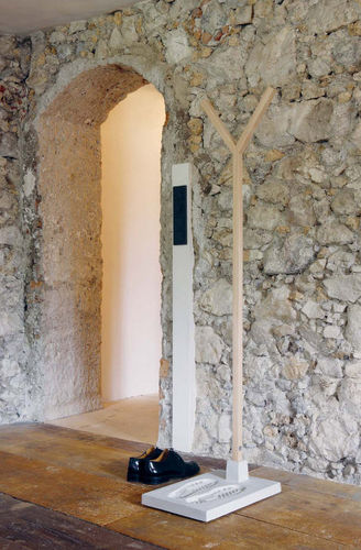 Appendiabiti da terra - STELLVERTRETER - Moormann Nils Holger - contemporaneo / in legno