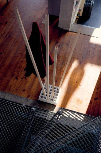 Appendiabiti da terra - PIN COAT - Moormann Nils Holger - contemporaneo / in legno