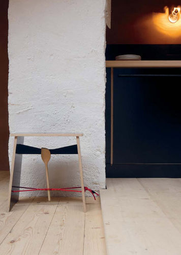 Sgabello contemporaneo - STRAMMER MAX - Moormann Nils Holger - in legno / con 3 piedi