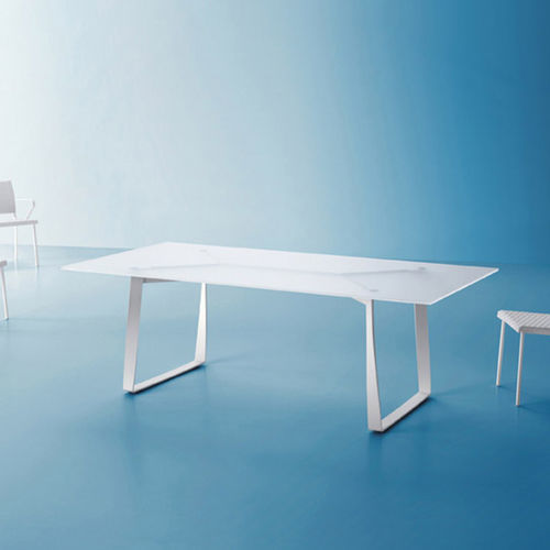 Tavolo contemporaneo - HAMPTONS GRAPHICS - Roberti Rattan - in metallo / in HPL / con supporto in metallo