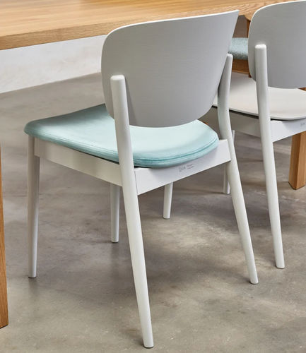Sedia da pranzo contemporanea - Valencia - TON a.s. - da interno / in tessuto / con supporto in quercia