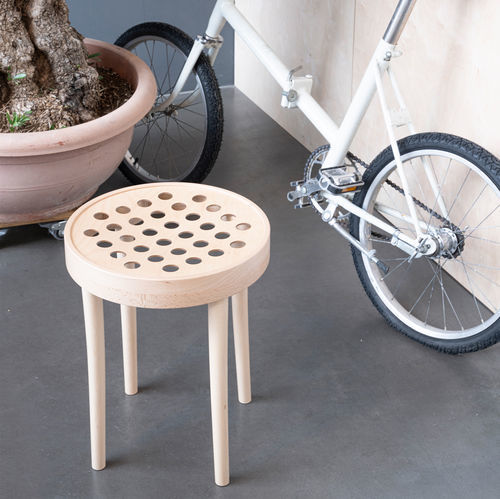 Sgabello contemporaneo - 822 - TON a.s. - in legno compensato / con supporto in faggio / rotondo