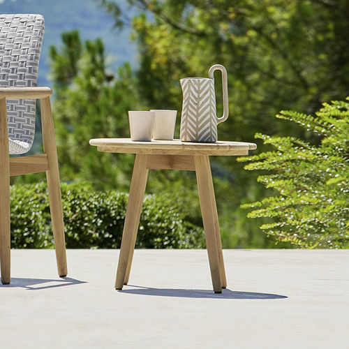 Tavolo d'appoggio contemporaneo - LAPIS - Varaschin - in teak / con supporto in teak / rotondo