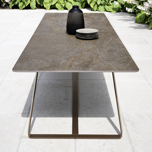 Tavolo da pranzo contemporaneo - KOLONAKI - Varaschin - in ceramica / in HPL / con supporto in acciaio
