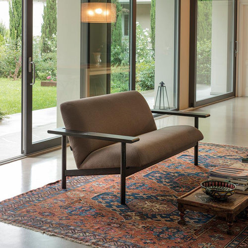 Divano contemporaneo - Kinoko  - Zilio A&C - in tessuto / con braccioli / marrone