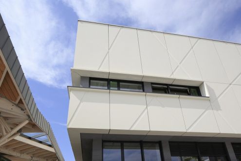 Rivestimento di facciata in pannelli - LOU BLAZER SECONDARY SCHOOL - MONTBÉLIARD - Betsinor - in composito cemento vetro / sbalzato / liscio