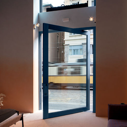 Porta d'ingresso - NOVA - Oikos Venezia - con vetro di sicurezza / in acciaio / a bilico con asse laterale