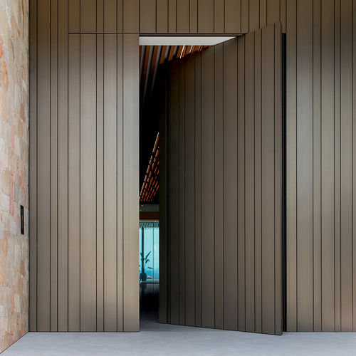 Porta per esterni - SYNUA - Oikos Venezia - in alluminio / a bilico / contemporanea