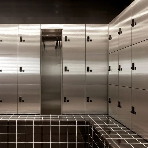 Armadietto spogliatoio in laminato - NEXT - Fit Interiors - per edifici pubblici / per impianto sportivo / contract
